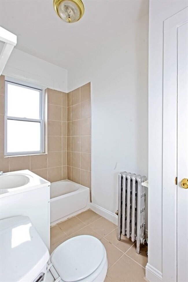 10201 S St Lawrence Ave 601-05 E 102nd Chicago, IL 60628 in Chicago, IL - Building Photo - Building Photo