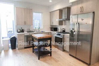 8819 Midvale Ave N in Seattle, WA - Building Photo - Building Photo