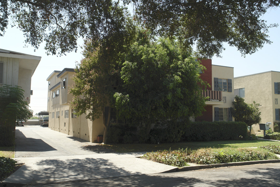 126 E Live Oak St in San Gabriel, CA - Foto de edificio