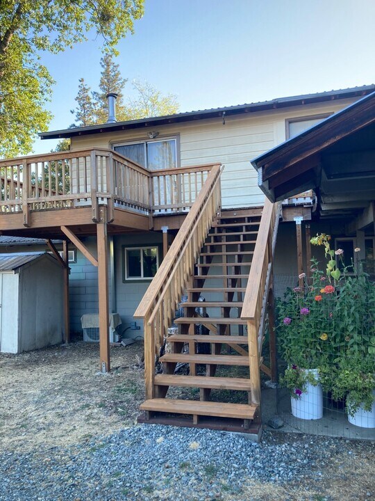 52 Odd Fellows Ave in Weaverville, CA - Building Photo