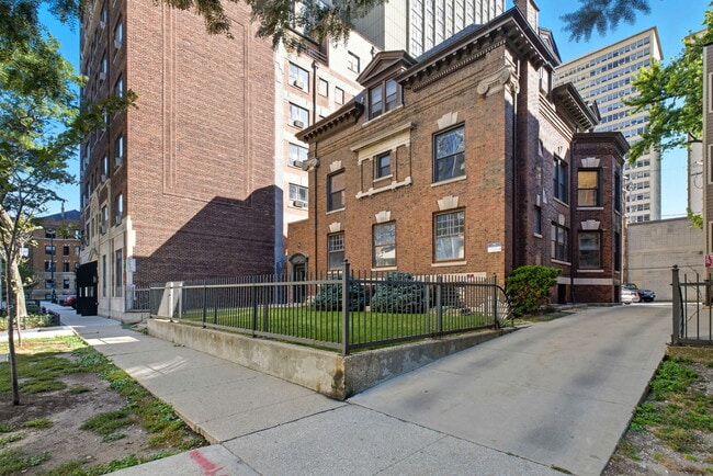 3939 N Pine Grove Ave, Unit 2 in Chicago, IL - Foto de edificio - Building Photo