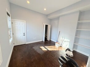 8 Cross St E, Unit 1 in Somerville, MA - Building Photo - Building Photo