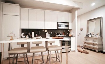 180 Water St-Unit -PH15 in New York, NY - Building Photo - Building Photo