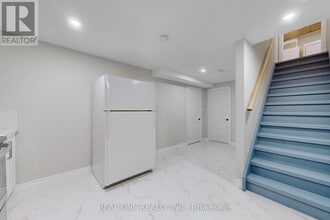 27 Gladiola Ct in Whitby, ON - Building Photo - Building Photo