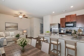 1010 Highwood Ln in East Point, GA - Foto de edificio - Building Photo