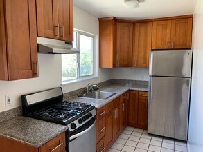 2860 Montana St-Unit -Unit B in Oakland, CA - Building Photo - Building Photo