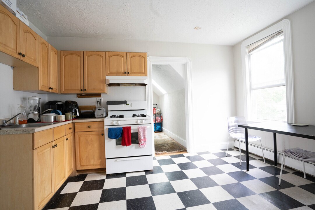 32 Gordon St, Unit 3 in Boston, MA - Building Photo