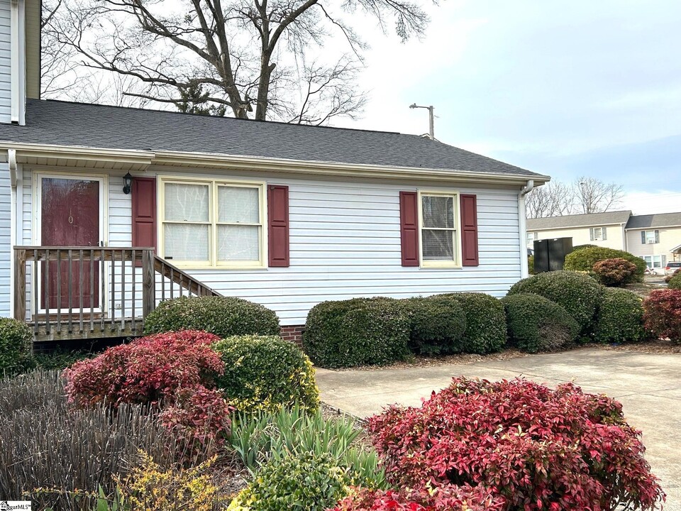 107 Country Cove Ln in Greer, SC - Building Photo