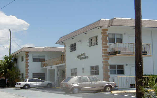 1825 Johnson St in Hollywood, FL - Foto de edificio - Building Photo