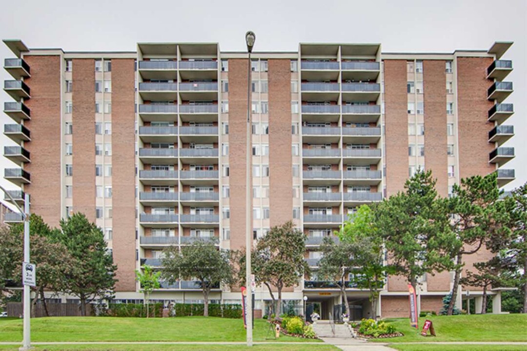 Deerford Road Apartments in Toronto, ON - Building Photo