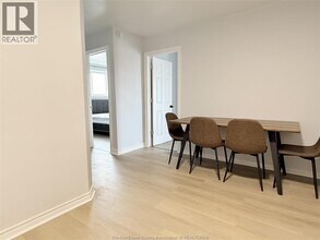 1989 Wyandotte St W in Windsor, ON - Foto de edificio - Building Photo