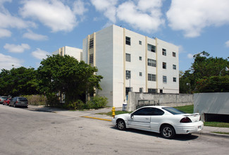 451 NE 35th St in Miami, FL - Foto de edificio - Building Photo