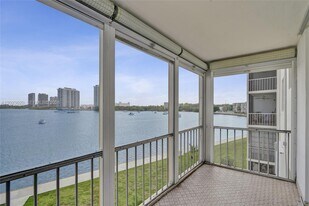 2920 Point E Dr in Aventura, FL - Building Photo