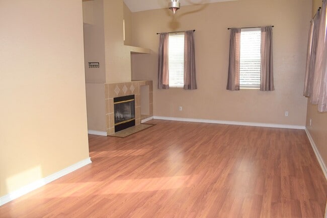 9274 Laguna Pointe Way in Elk Grove, CA - Building Photo - Building Photo