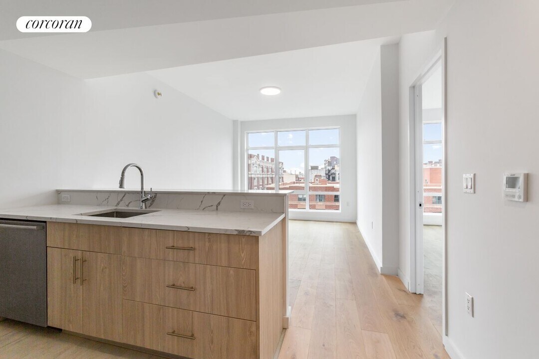 1516 Park Ave in New York, NY - Building Photo
