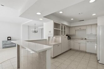 5200 Keller Springs Rd in Dallas, TX - Building Photo - Building Photo