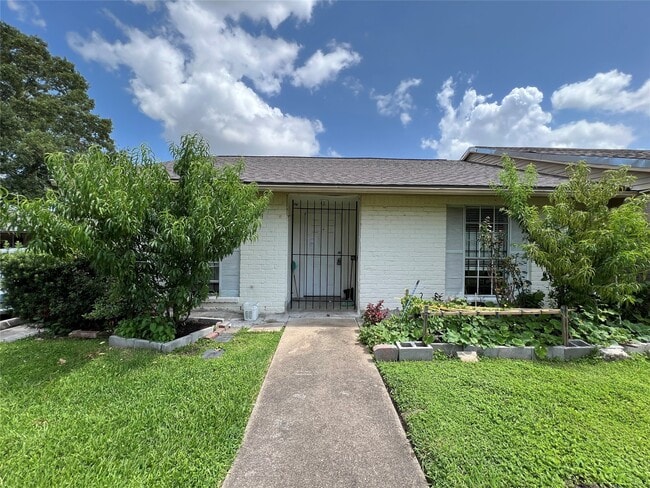 8330 Leamont Dr in Houston, TX - Building Photo - Building Photo