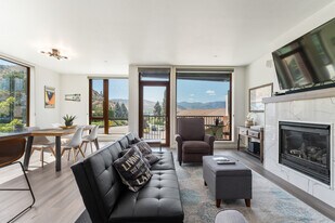 2220 W Woodin Ave in Chelan, WA - Building Photo