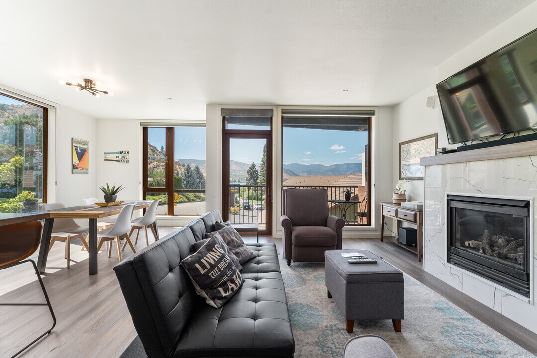 2220 W Woodin Ave in Chelan, WA - Building Photo