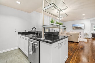 585 N Rossmore Ave, Unit 208 in Los Angeles, CA - Building Photo - Building Photo