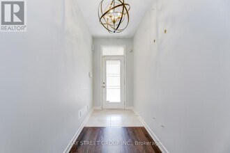 227 Huguenot Rd in Oakville, ON - Building Photo - Building Photo