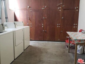 833 Moraga Dr in Los Angeles, CA - Building Photo - Building Photo