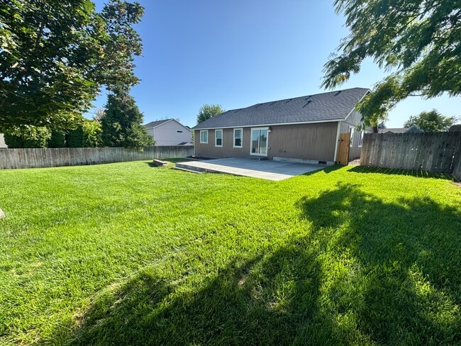 2000 Diamond Head Way in West Richland, WA - Building Photo - Building Photo