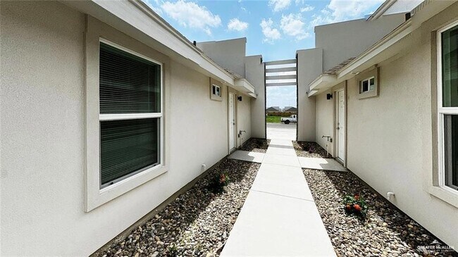 1312 Alta Vista Dr in Progreso Lakes, TX - Foto de edificio - Building Photo