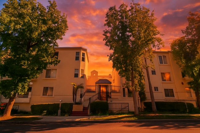 5420 Sylmar Ave, Unit 314 in Van Nuys, CA - Foto de edificio - Building Photo