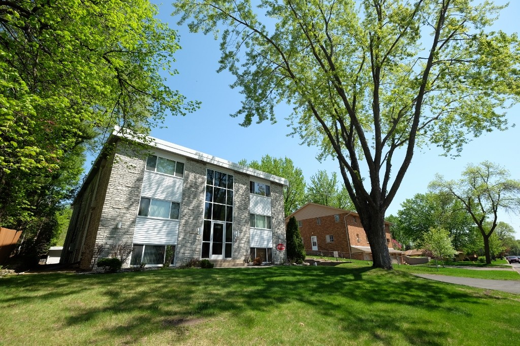 Highcrest Haven in Roseville, MN - Foto de edificio