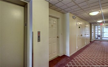 75 Washington Ave in Hamden, CT - Foto de edificio - Building Photo