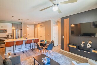 777 E Stella Ln in Phoenix, AZ - Foto de edificio - Building Photo