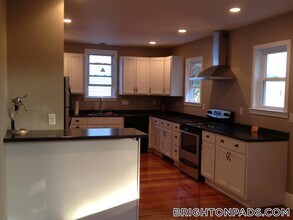 70 Larch St, Unit 1 in Boston, MA - Building Photo - Building Photo