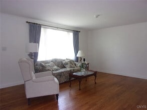 223 W Molloy Rd in Mattydale, NY - Foto de edificio - Building Photo