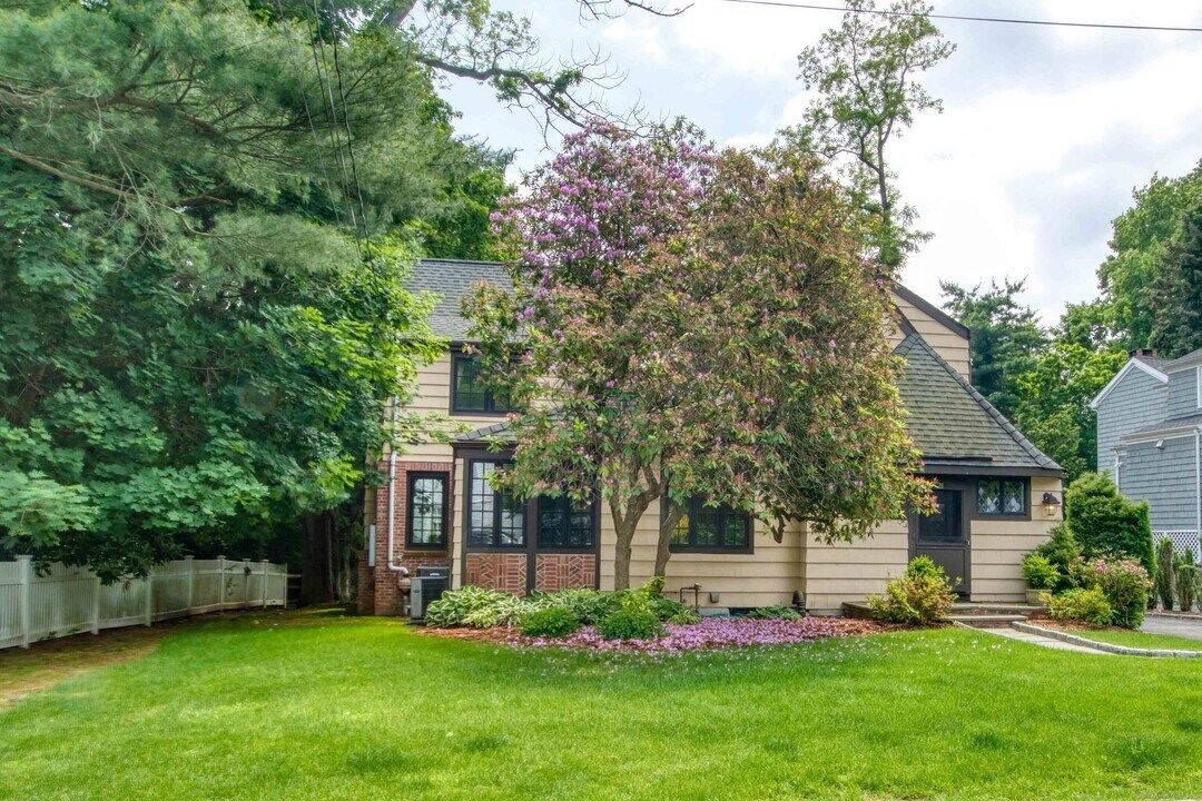 28 Terrace Ave in Greenwich, CT - Building Photo