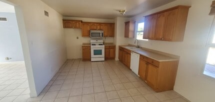 6283 Marsha Ave in Simi Valley, CA - Foto de edificio - Building Photo