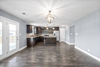 3755 Windmill Dr in Clarksville, TN - Foto de edificio - Building Photo