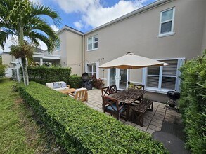 5570 SW 70th Pl S in Miami, FL - Foto de edificio - Building Photo