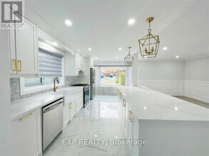 15 Scarcliff Gardens in Toronto, ON - Building Photo - Building Photo