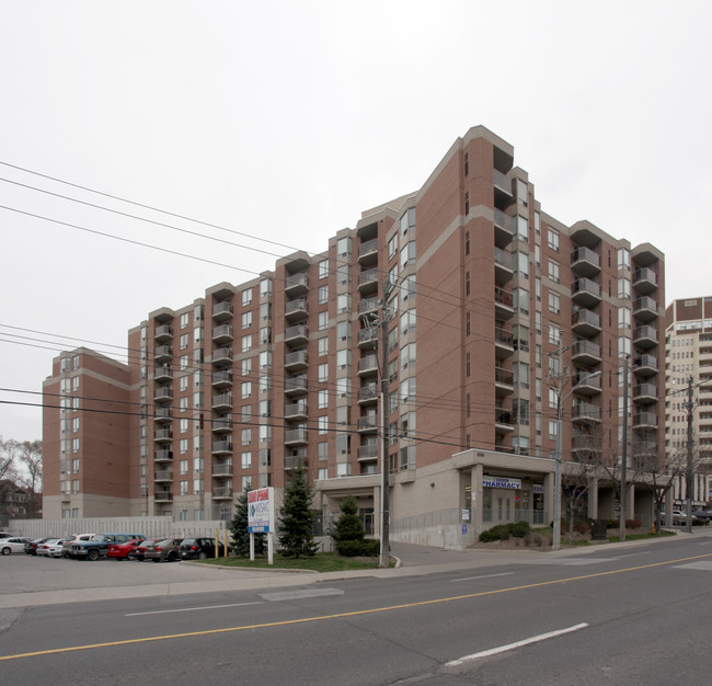 2086-2088 Lawrence Ave W in Toronto, ON - Building Photo - Primary Photo