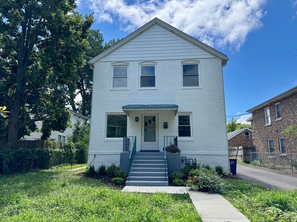 844 Deerfield Rd in Highland Park, IL - Building Photo