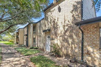 7044 S Dairy Ashford Rd in Houston, TX - Building Photo - Building Photo