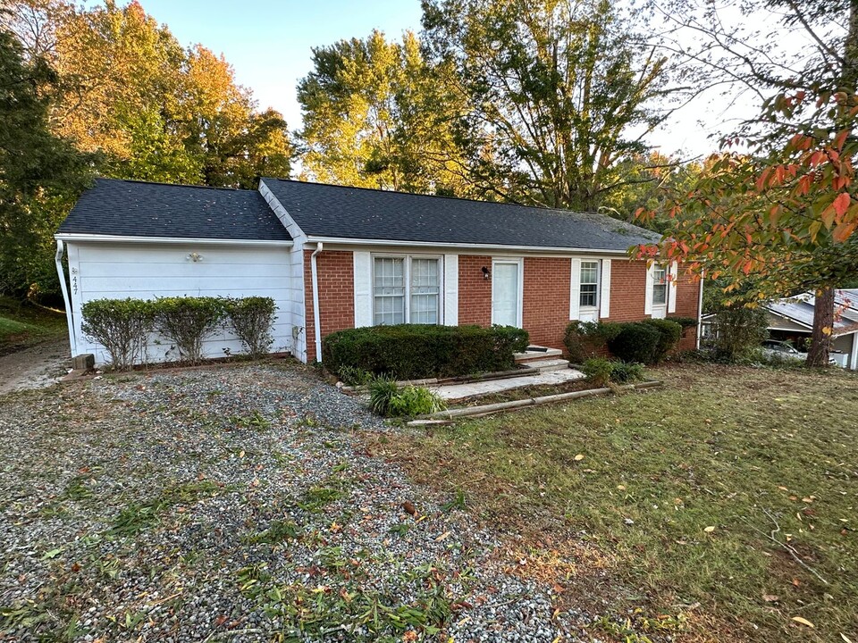 447 E McPherson Dr in Mebane, NC - Building Photo