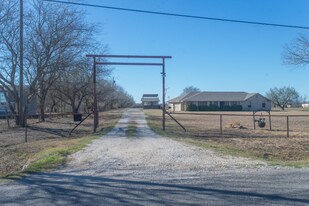 430 CR 680 in Lytle, TX - Building Photo
