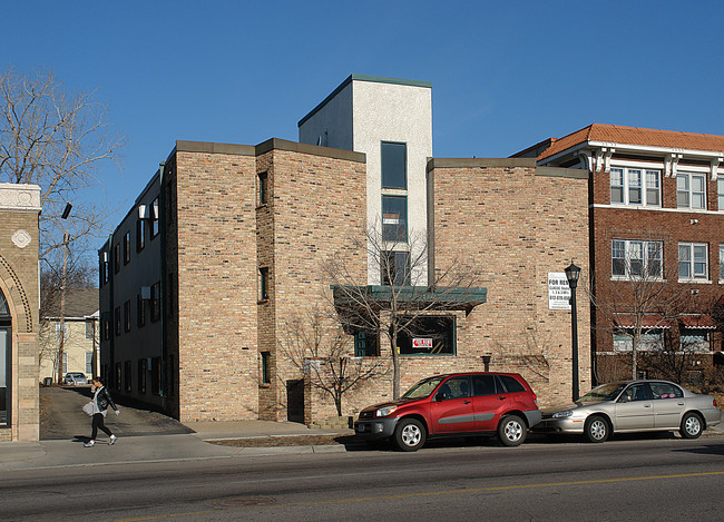 2742 Hennepin Ave in Minneapolis, MN - Foto de edificio - Building Photo