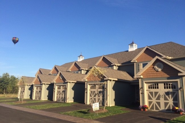 Parkside Townhomes in Canandaigua, NY - Foto de edificio - Building Photo