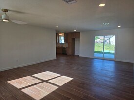 803 Coleman St in Dayton, TX - Building Photo