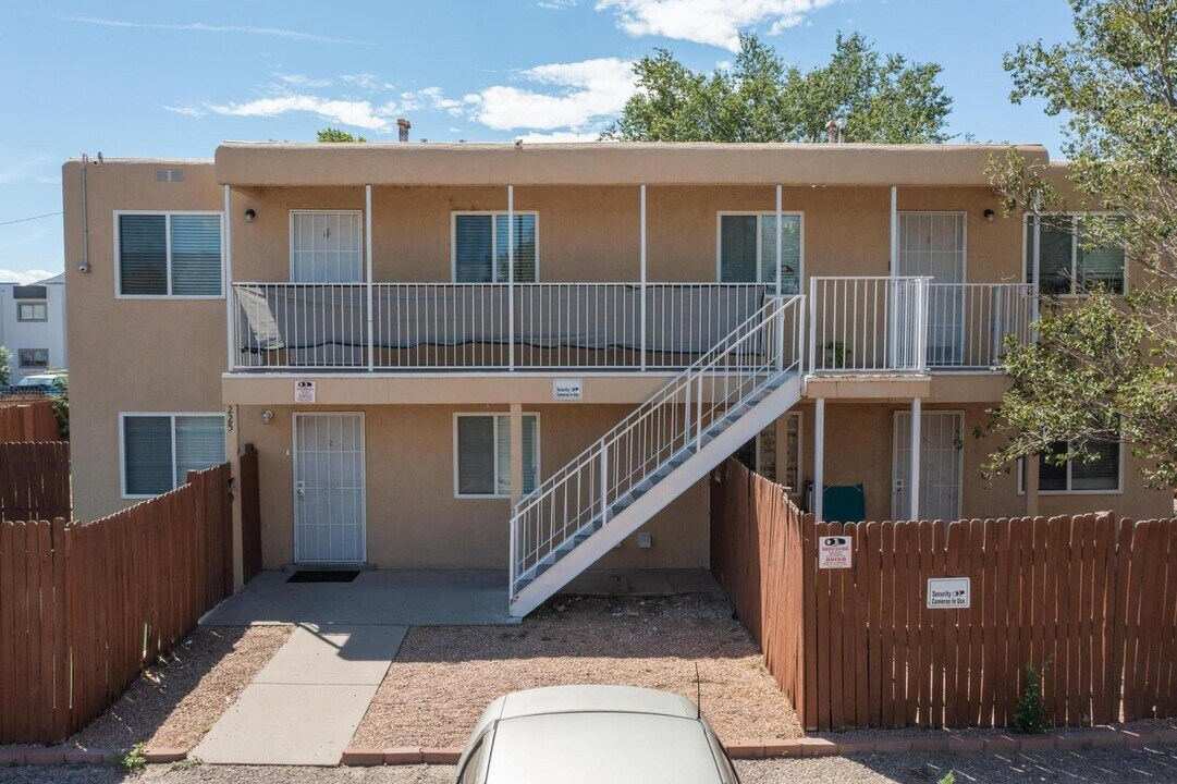 225 Hanosh Ct SE in Albuquerque, NM - Building Photo