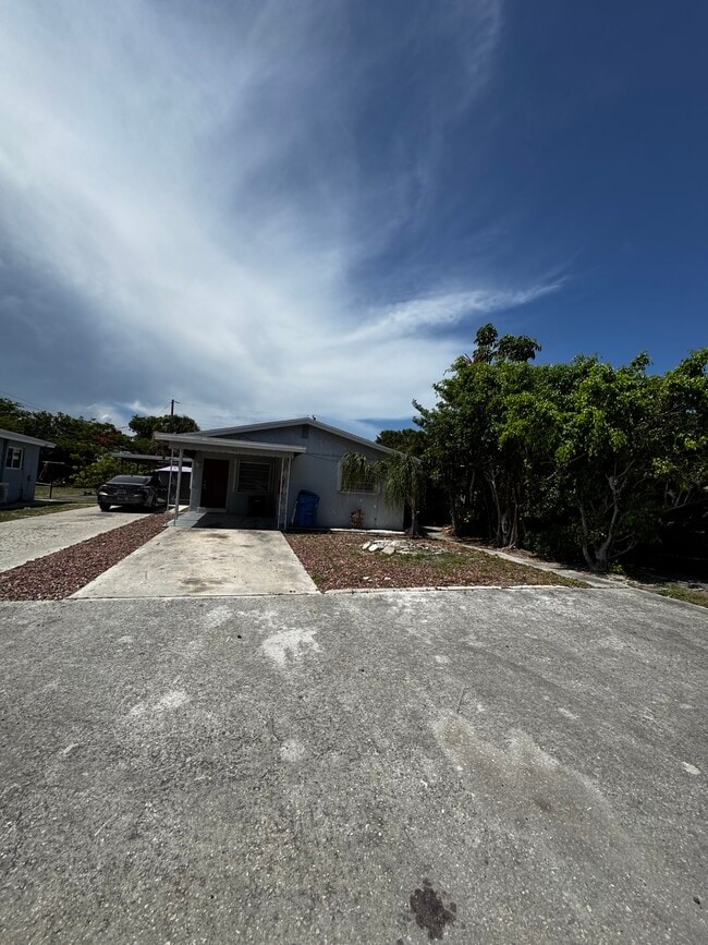 705 W Branch St, Unit 1 in Lantana, FL - Foto de edificio - Building Photo