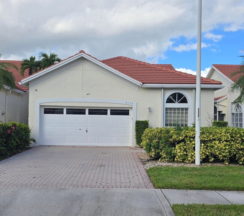 6179 Bear Creek Ct in Greenacres, FL - Building Photo
